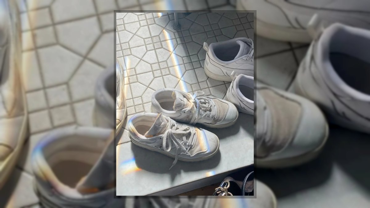 Gábor Edit: Egy pár cipő című vers illusztrációja a Múzsák Könyvtárában