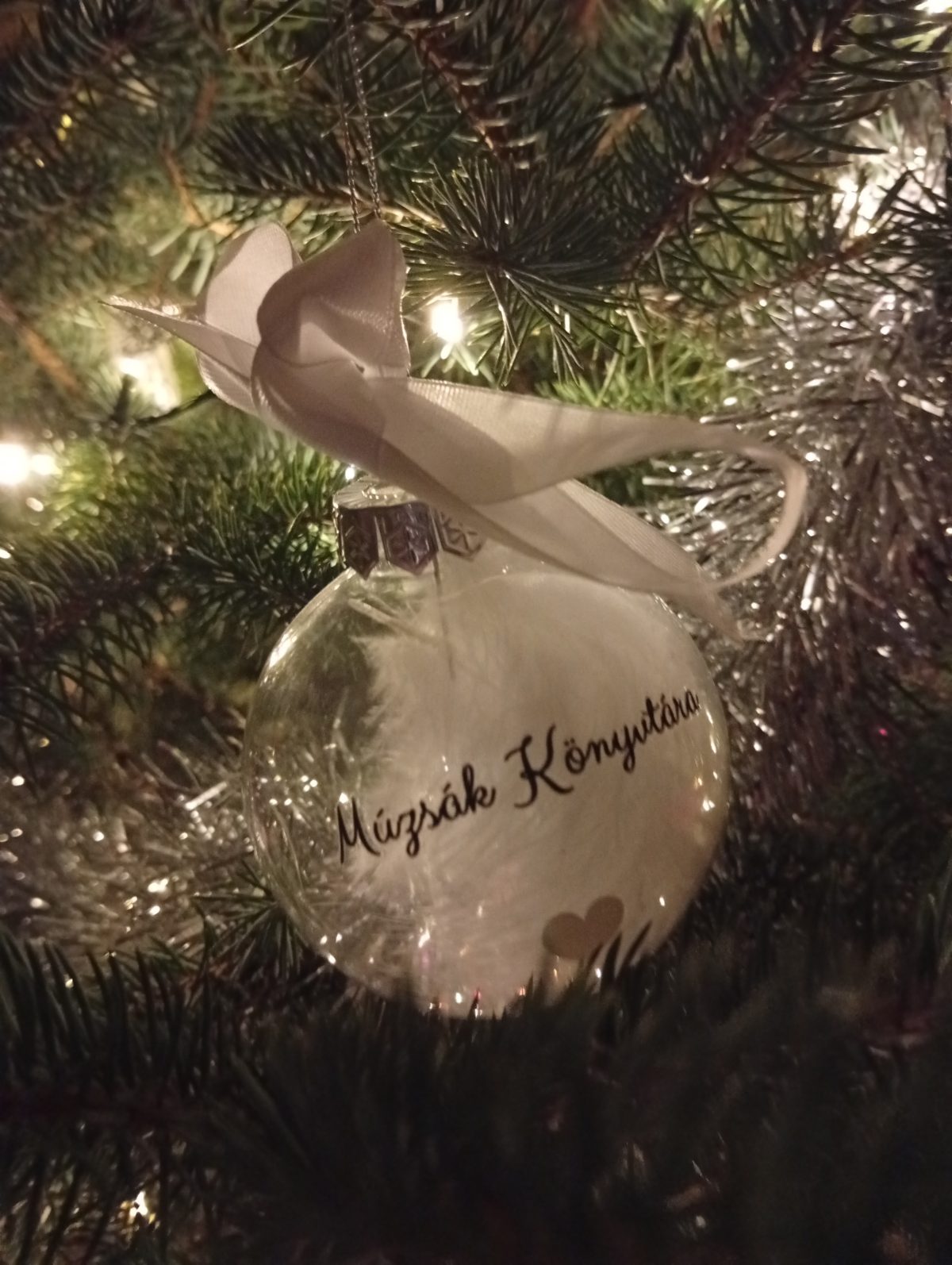 Aurora Amelia Joplin: Egy dísz című vers illusztrációja a Múzsák Könyvtárában