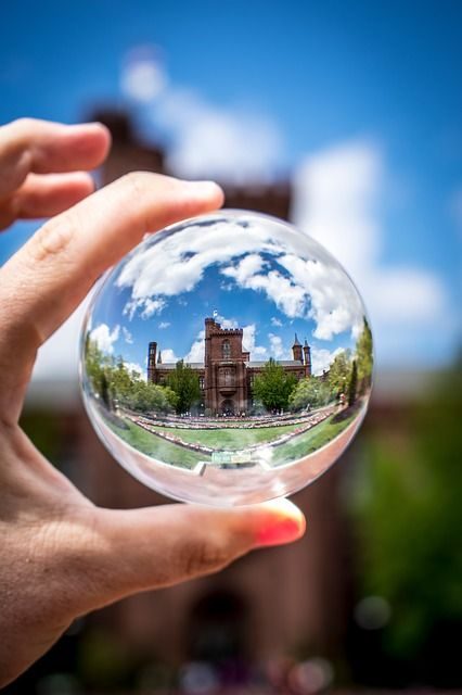 Natali Sanders: Az üveggömb című mese illusztrációja a Múzsák Könyvtárában